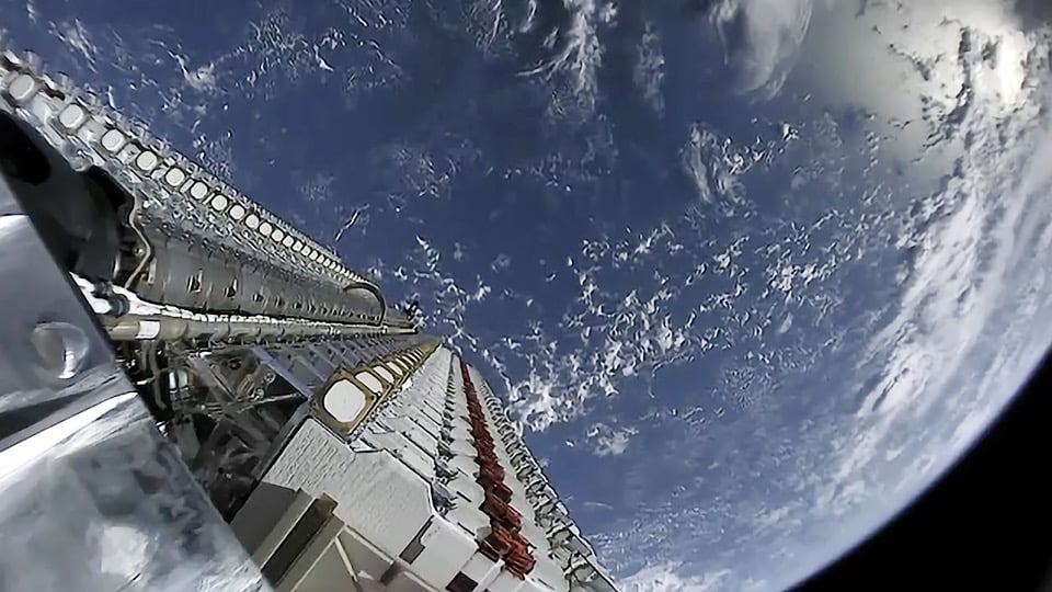 Ensimmäinen 60 Starlink-satelliitin laukaisu 24. toukokuuta 2019. SpaceX CC0 Wikimedia Commons