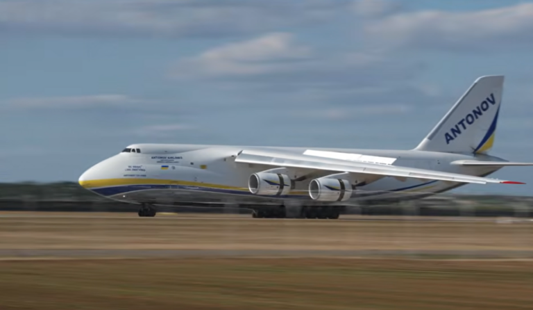 Antonov An-124 laskeutui Stuttgartin lentoasemalle heinäkuussa 2026. / the.changeintime / Youtube
