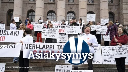 Sairaaloiden työnjakoa koskeviin muutoksiin osoitettiin mieltä eduskuntatalon edessä. Kuva: Roni Rekomaa/ Lehtikuva