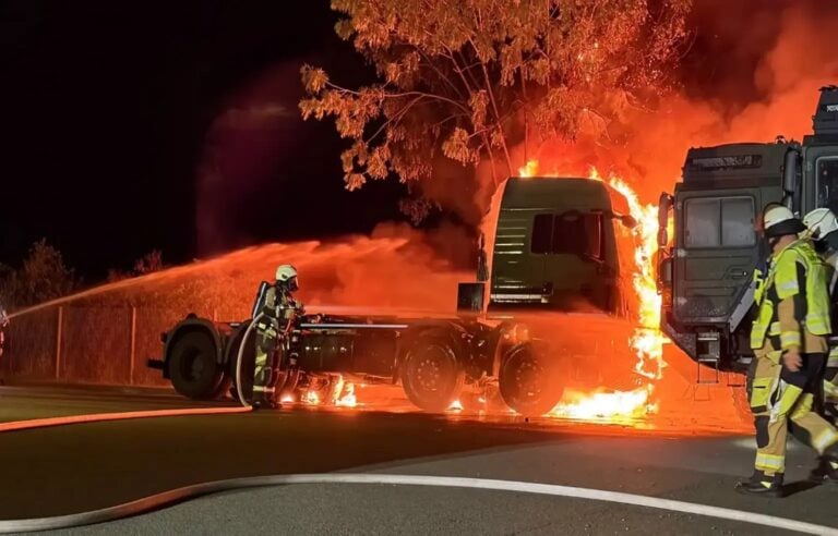 Bundeswehrin kuorma-autot liekeissä. KUVA: BARLEBENIN PELASTUSLAITOS