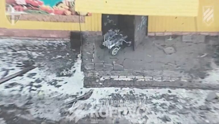 Maarobotti tarkistamassa rakennusta operaatio Vivaldin aikana. KUVA: UKRAINAN 3. ARMEIJAKUNTA