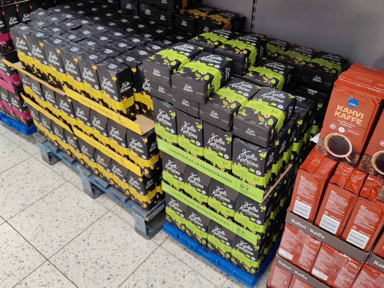 Kahvipaketteja kaupassa. VILLE MÄKILÄ