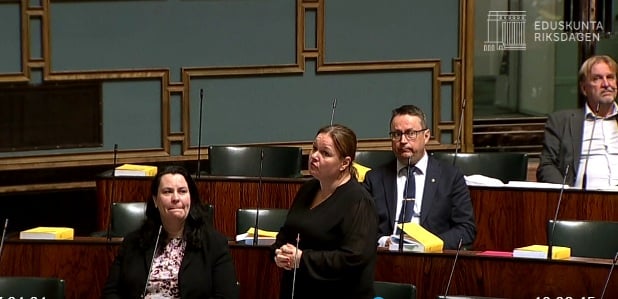 Krista Kiuru ilmoitti antavansa anteeksi, että ministeri opettelee. Eduskunnan verkkolähetys