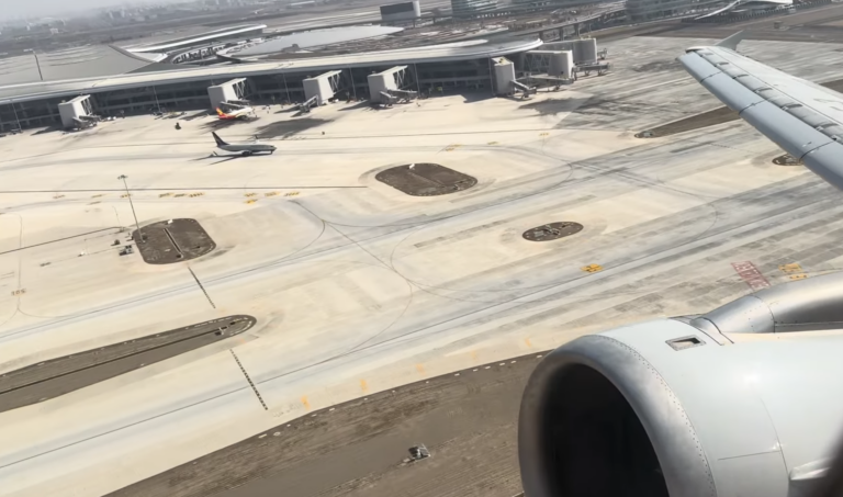 Airbus A321 -matkustajakone nousee Lanzhoun lentoasemalta. / Marius Hoepner