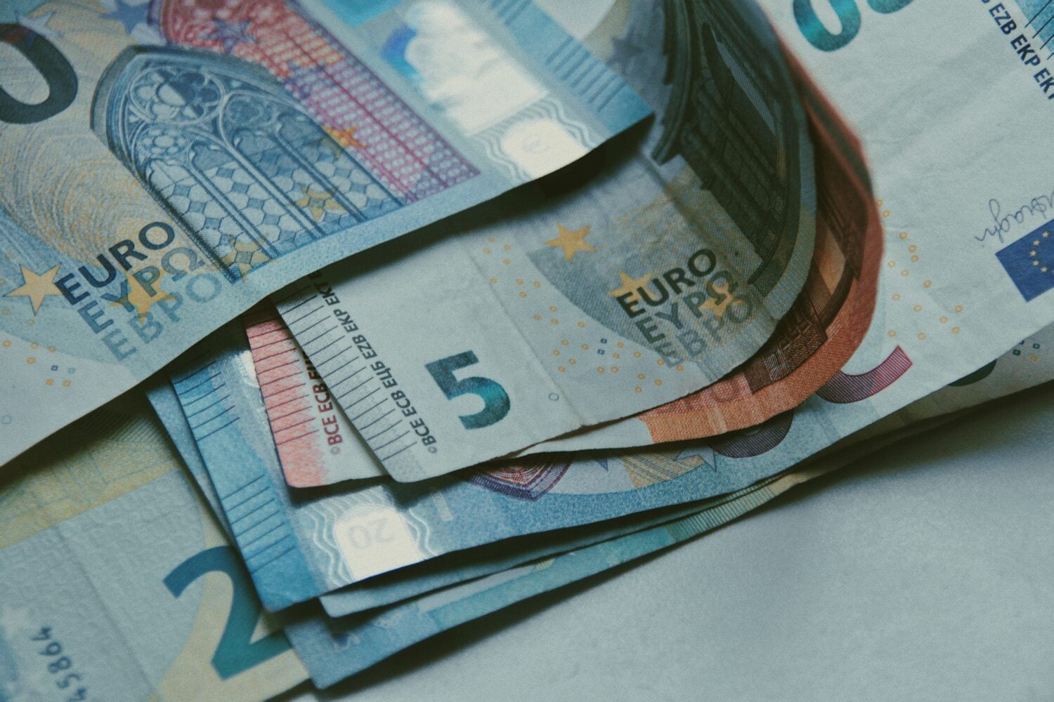 Kokoomus esittää julkisen talouden sopeuttamista ilman veronkorotuksia. PEXELS