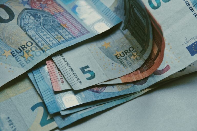 Kokoomus esittää julkisen talouden sopeuttamista ilman veronkorotuksia. PEXELS