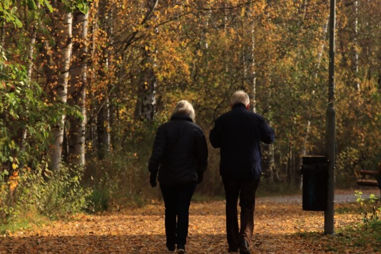 Iäkäs pariskunta kävelyllä. PEXELS