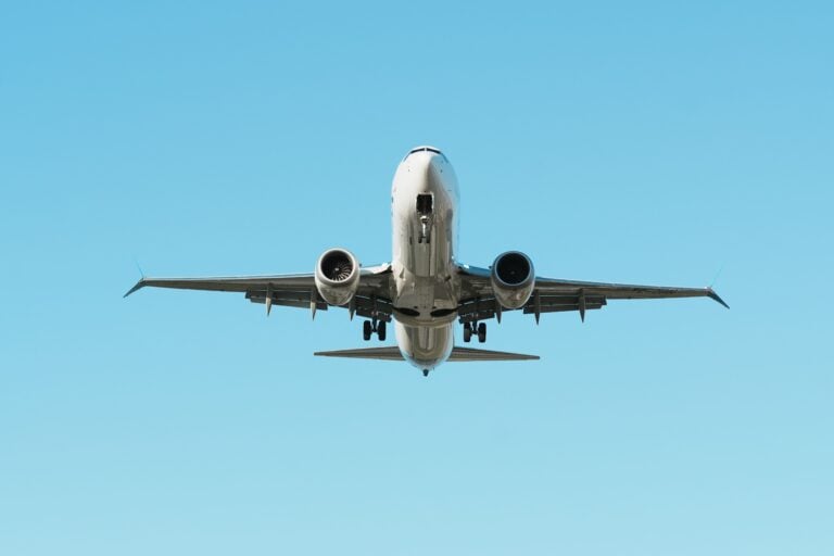 Lentokone ilmassa. PEXELS