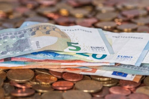 Euroseteleitä ja -kolikoita. PEXELS