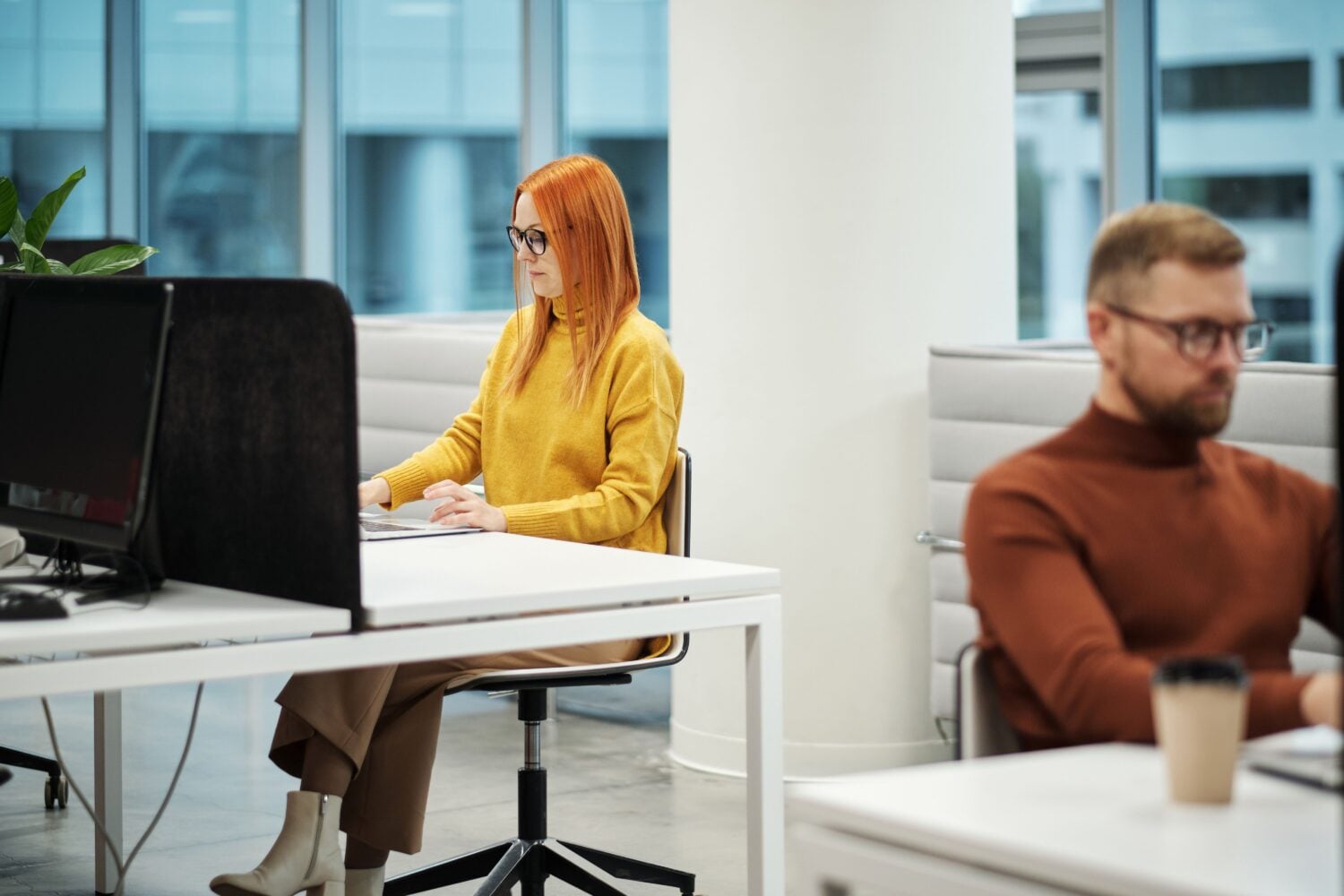 Työntekijöitä toimistolla. PEXELS