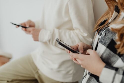 Älypuhelimet ovat keskeinen osa nykyihmisen arkea. Joidenkin mielestä liiankin keskeinen. PEXELS