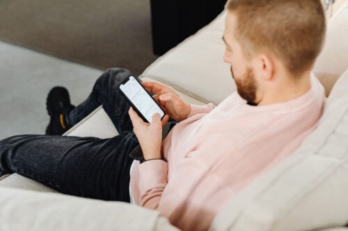Ranskalaismies sai potkut kieltäydyttyään luovuttamasta työnantajalleen yrityksen tarvitsemia tietoteknisiä tunnuksia sairauslomansa aikana. Kuvituskuva. PEXELS