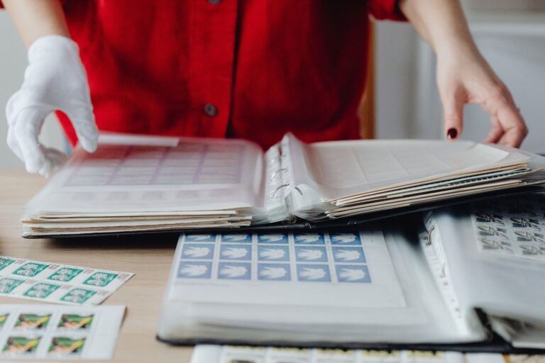 Vanhojen postimerkkien arvo voi nousta huomattavaksi harvinaisuuden, kysynnän ja kunnon perusteella. Kuvituskuva. PEXELS