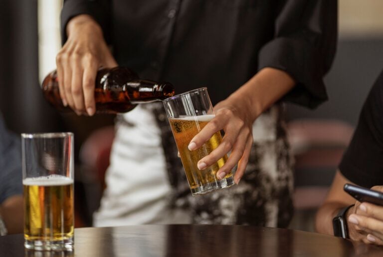 Syöpäriski kasvaa jo pienilläkin alkoholimäärillä. PEXELS