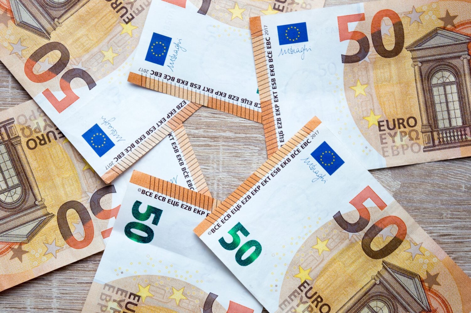 Euroseteleitä kuvituskuvassa. PEXELS