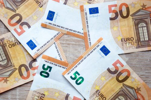 Euroseteleitä kuvituskuvassa. PEXELS