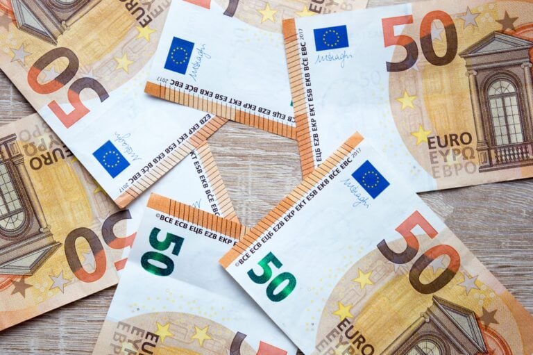 Euroseteleitä kuvituskuvassa. PEXELS
