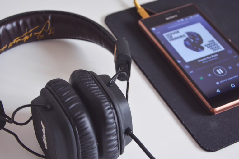 Suomalaiset haluavat tekoälymusiikin pois suosituksistaan. PEXELS
