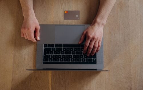 Vuotaneiden tietojen joukossa oli muun muassa passikopioita ja kotiosoitteita. PEXELS