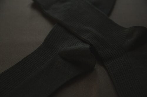 Lentokoneessa mustat sukat voivat olla yllättävä turvallisuusriski. PEXELS