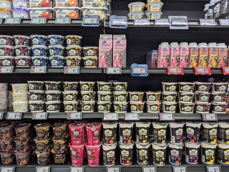 Proteiinituotteita kaupan hyllyllä. VILLE MÄKILÄ