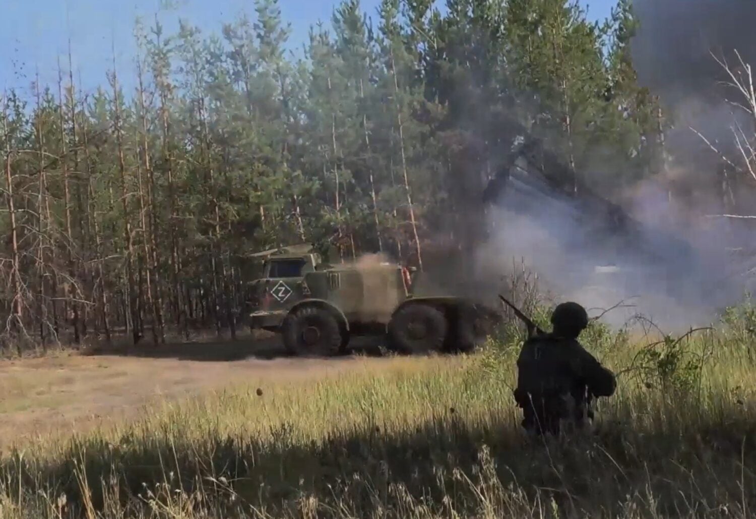 Venäjän BM-27 Uragan -raketinheitin Ukrainan rintamalla. / Zvezda