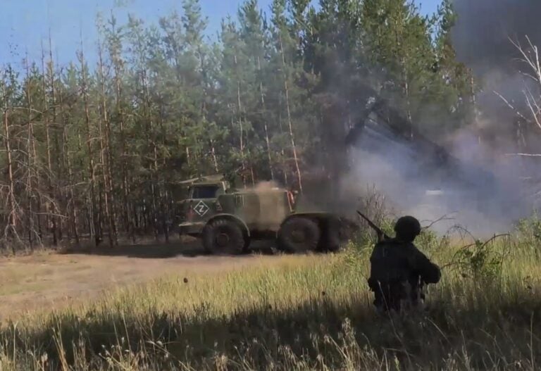 Venäjän BM-27 Uragan -raketinheitin Ukrainan rintamalla. / Zvezda