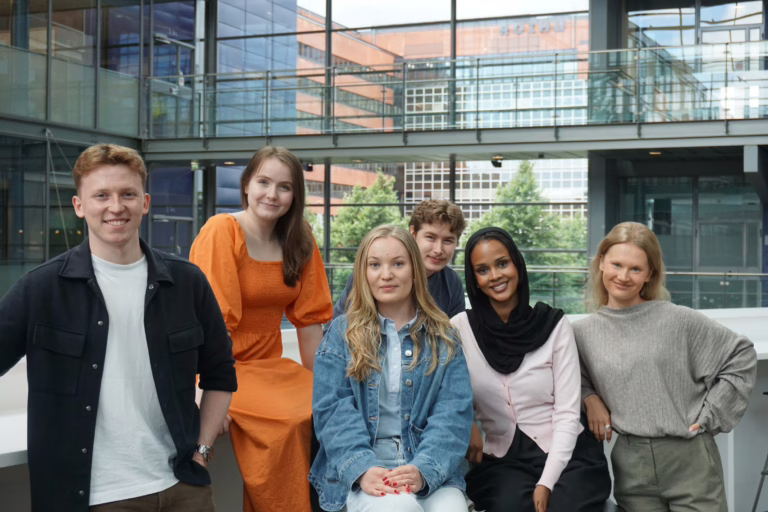 Kokeiluun osallistuneet nuoret vasemmalta oikealle: Eemil Saari, Olivia Krekula, Susanna Auramo, Samuel Nousiainen, Jawahir Ahmed ja Vera Väänänen. KUVA: JASPER SIITARI