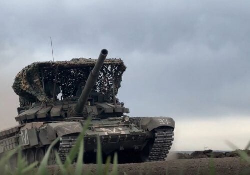 Venäjän T-80-panssarivaunu Ukrainan rintamalla. / Zvezda