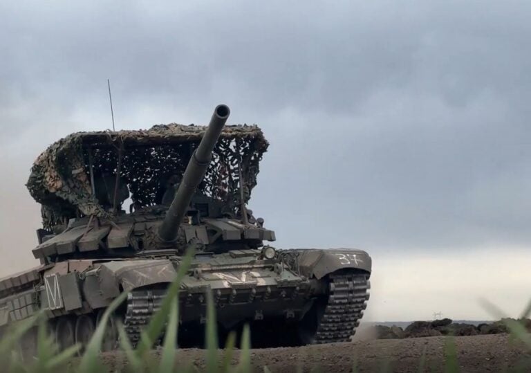 Venäjän T-80-panssarivaunu Ukrainan rintamalla. / Zvezda