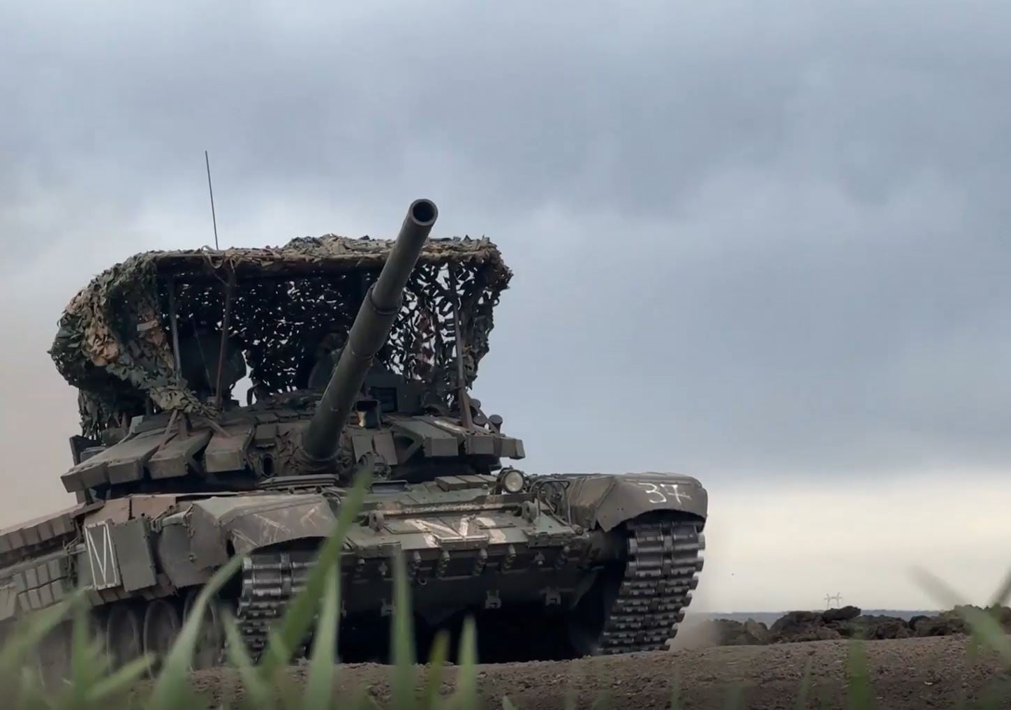 Venäjän T-80-panssarivaunu Ukrainan rintamalla. / Zvezda