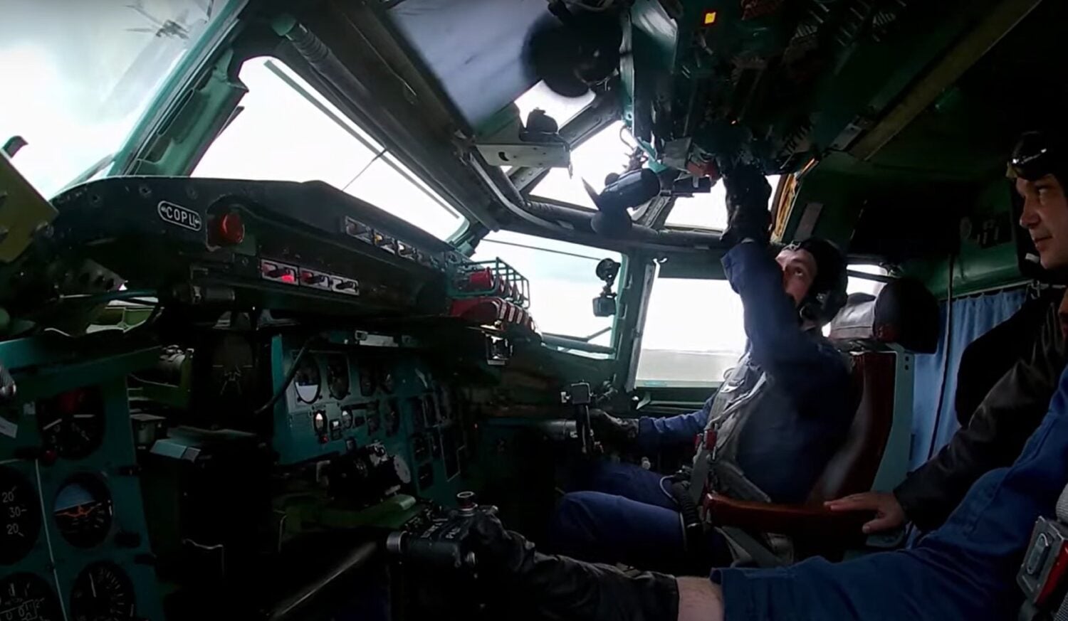 Tu-95-pommikoneen ohjaamo. / Zvezda