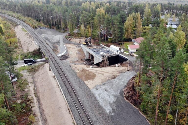 Lappeenrannassa radan viereen rakennettu 1 800 tonnin alikulkusilta siirrettiin lopulliselle paikalleen neljässä tunnissa. KREATE