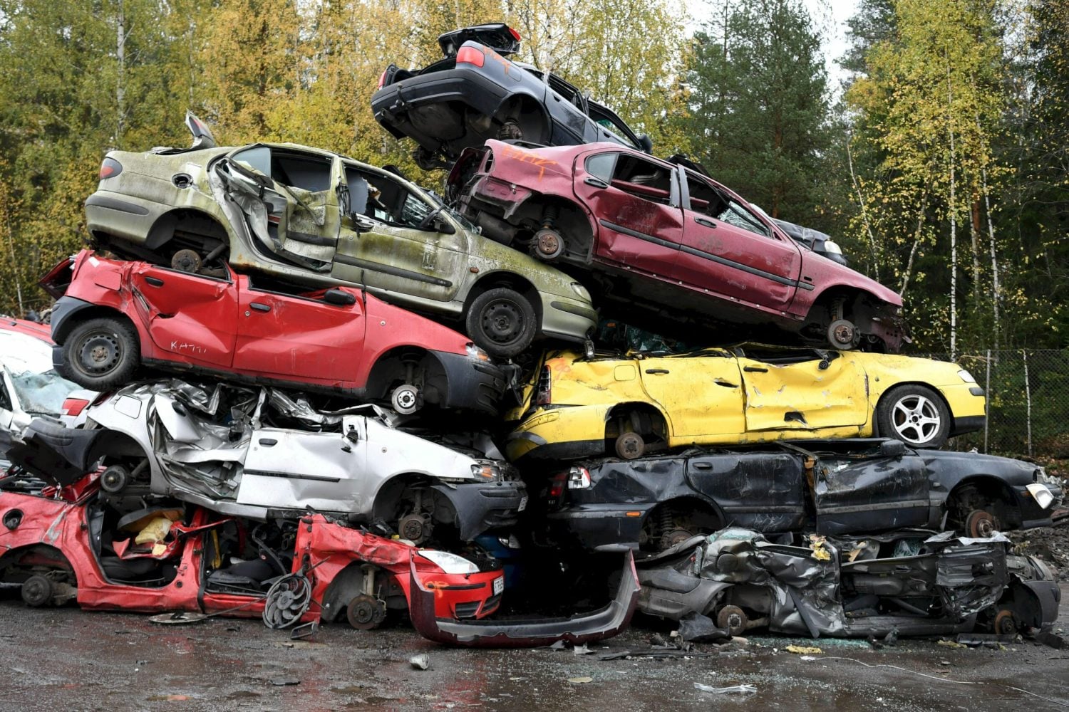 Autoja odottamassa romutusta. LEHTIKUVA / JUSSI NUKARI
