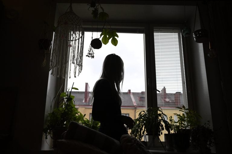 Nuori nainen yksin kotonaan. LEHTIKUVA / ANTTI AIMO-KOIVISTO