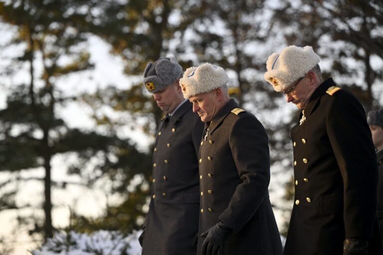 Chief of Defence General Timo Kivinen (centre) at the Cross of the Heroes in Hietaniemi Cemetery in Helsinki on Finland’s Independence Day, 6 December 2023. / LEHTIKUVA / ANTTI AIMO-KOIVISTO
