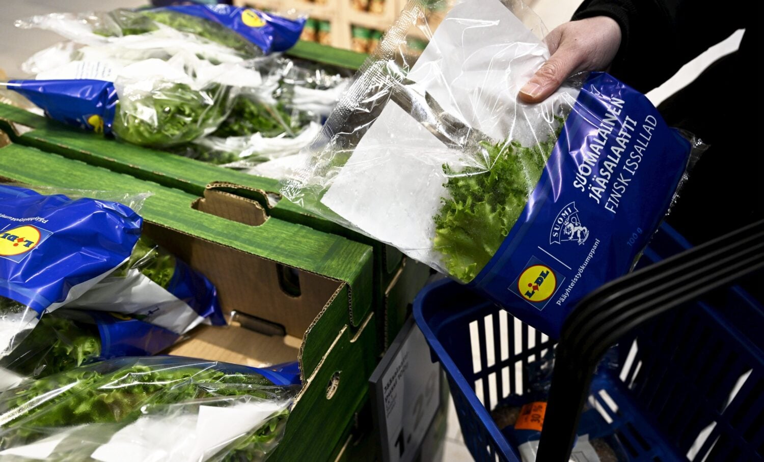 Asiakas ostoksilla Lidlissä Espoossa.