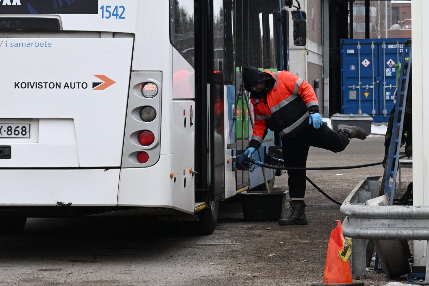 Koiviston Auton bussiin tankataan dieseliä varikolla Ilmalassa Helsingissä. LEHTIKUVA / JUSSI NUKARI
