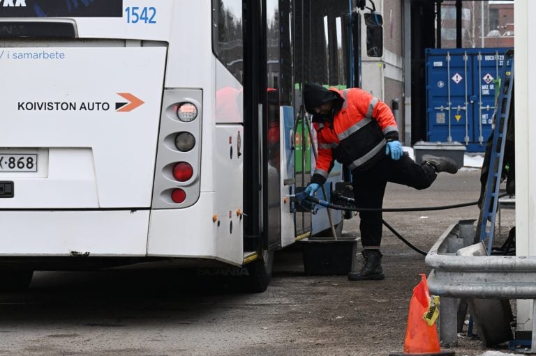 Koiviston Auton bussiin tankataan dieseliä varikolla Ilmalassa Helsingissä. LEHTIKUVA / JUSSI NUKARI