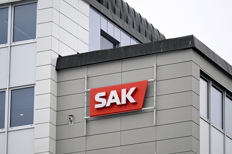 SAK:n logo Helsingin Hakaniemen toimistolla.