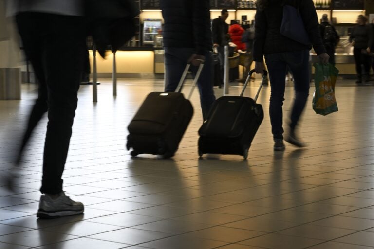 Matkustajia lentokentällä Amsterdamissa. LEHTIKUVA / EMMI KORHONEN