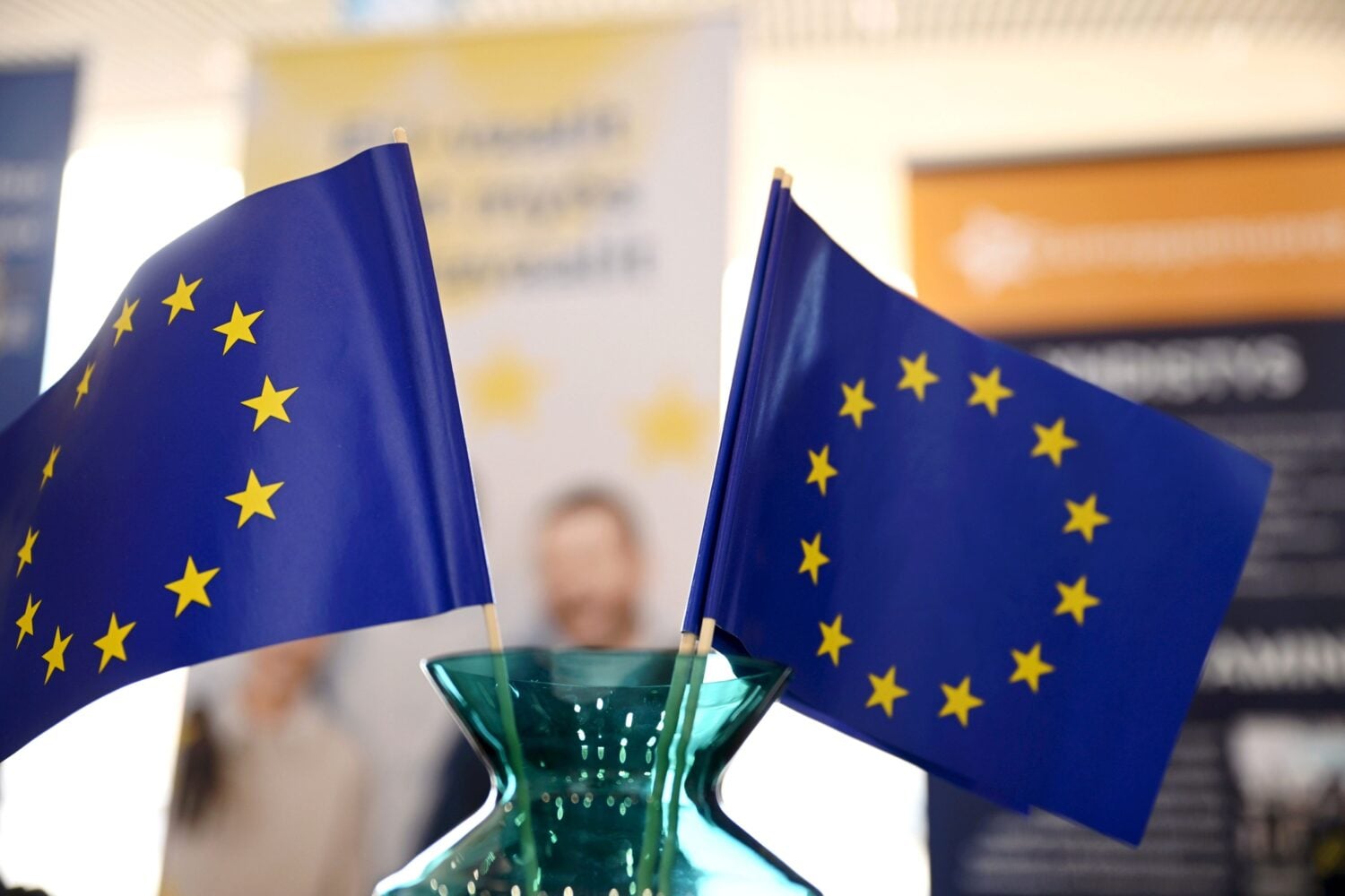 EU-lippuja Eurooppa-päivän tilaisuudessa Helsingissä 2024.
