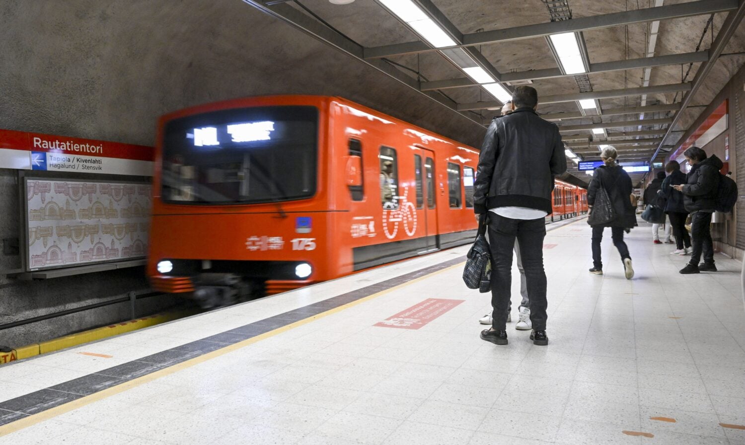 Rautatientorin metroasema suljetaan jälleen remontin vuoksi. Taustalla ovat puutteet töiden koordinoinnissa. LEHTIKUVA / MARKKU ULANDER