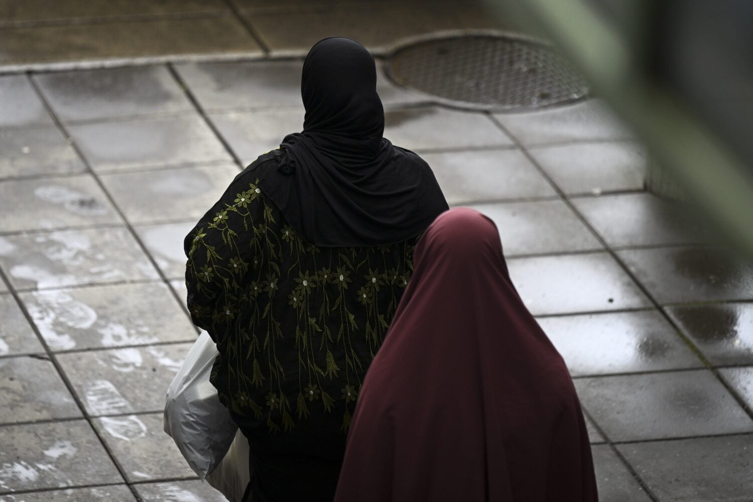 Ihmisiä Puhoksen ostoskeskuksessa Helsingissä. LEHTIKUVA / EMMI KORHONEN
