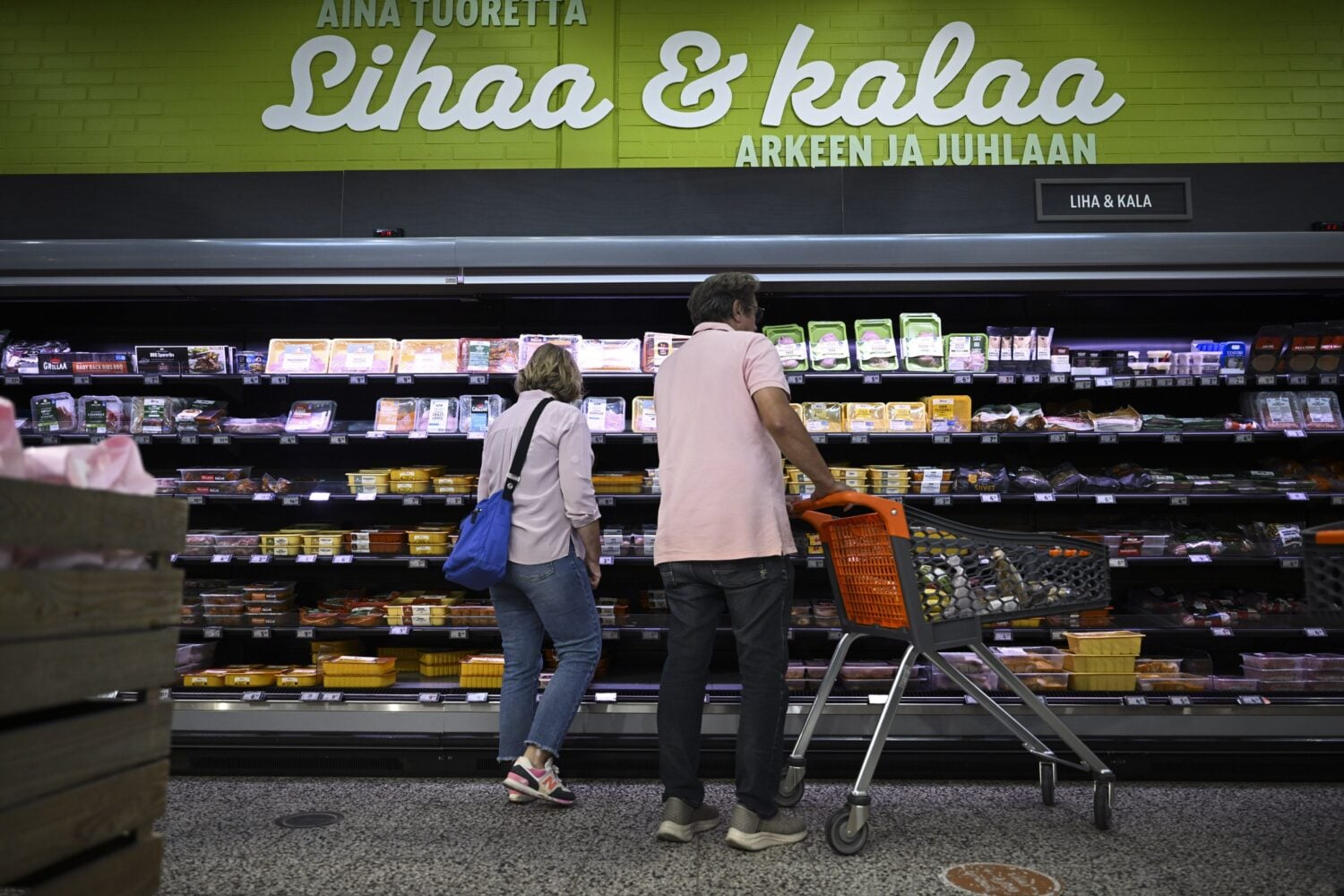 Pariskunta marketin liha- ja kalahyllyllä vuonna 2024.
