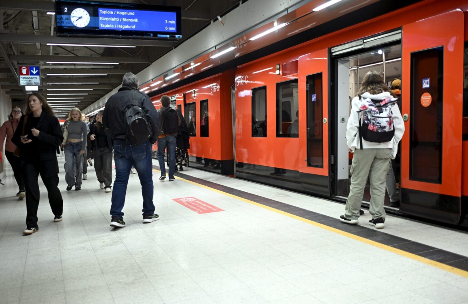 Passengers at Rautatientori metro station in Helsinki. / LEHTIKUVA / MIKKO STIG