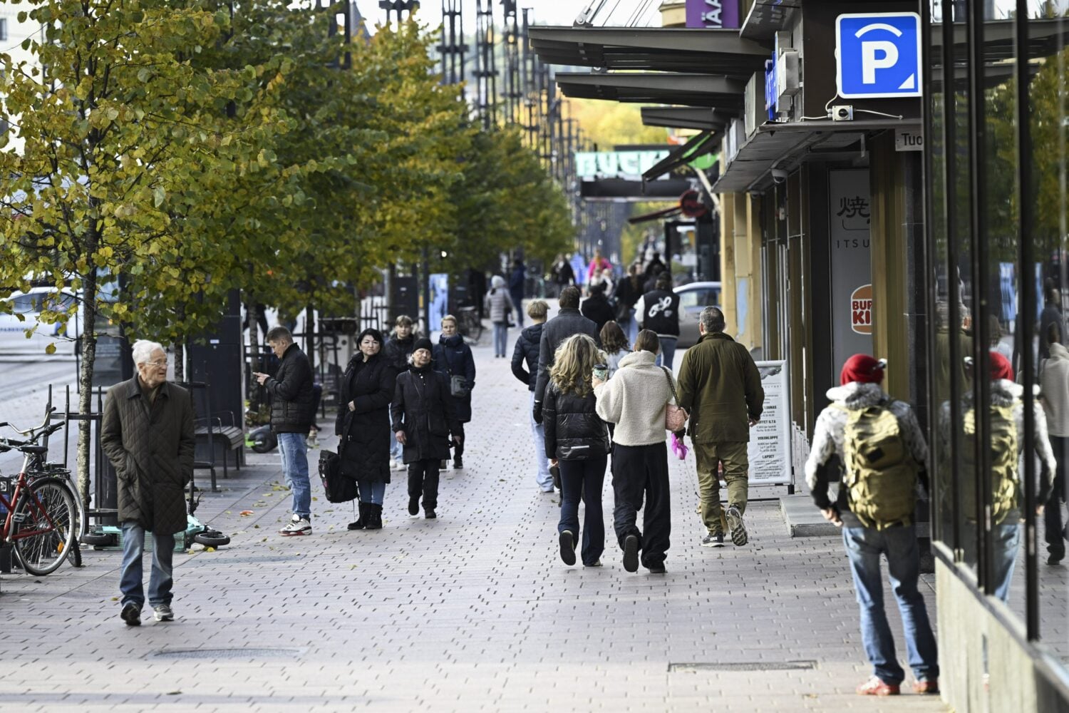 Jalankulkijoita Hämeenkadulla Tampereella. LEHTIKUVA / EMMI KORHONEN