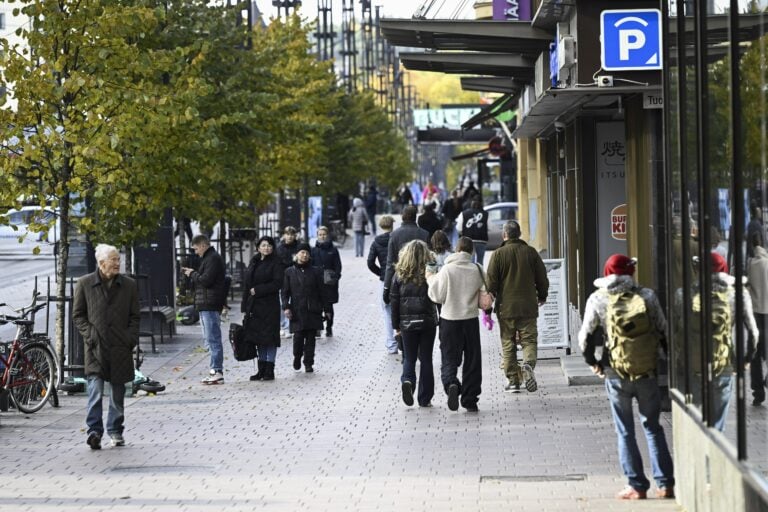 Jalankulkijoita Hämeenkadulla Tampereella. LEHTIKUVA / EMMI KORHONEN