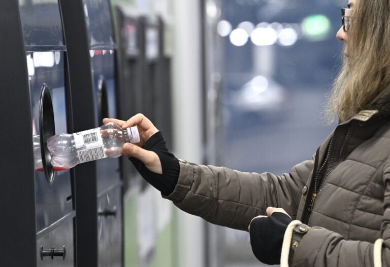 Palautusautomaatti voi tulkita pantillisen pullon tai tölkin pantittomaksi esimerkiksi vaurioituneen viivakoodin tai pakkauksen muodon vuoksi. Vika voi olla myös automaatissa. LEHTIKUVA / HEIKKI SAUKKOMAA