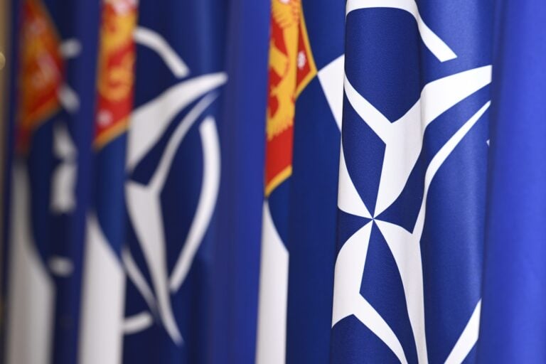 Suomen ja Naton lippuja. LEHTIKUVA / HEIKKI SAUKKOMAA